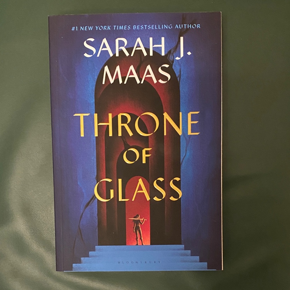 Throne of Glass by Sarah J. Maas - Blue and Red Cover